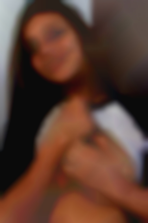 I have horny girl light brown hair and blue eyes.